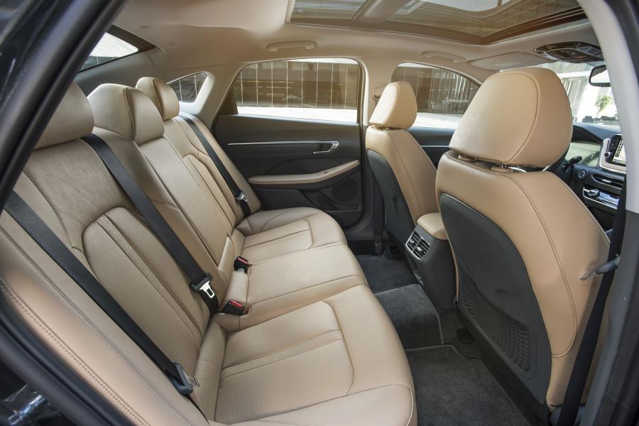 Интерьер Hyundai Sonata 2019 года  (NA) (фото 17 из 42)